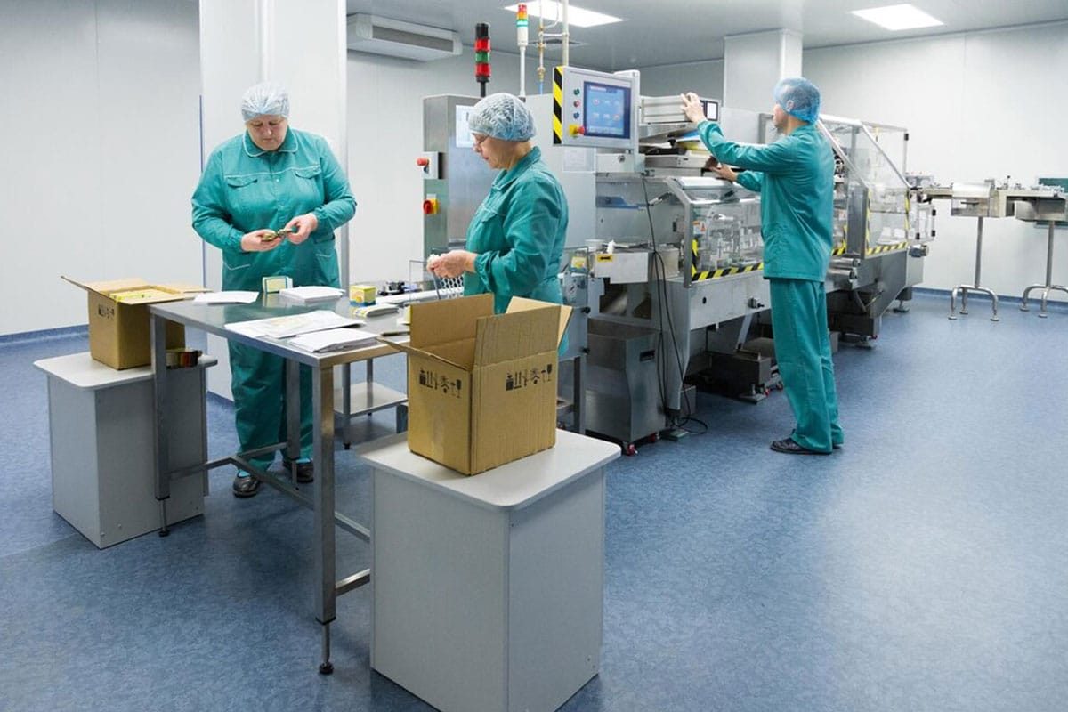 Pharmaceutical-technicians-working Pharmaceutical technicians working